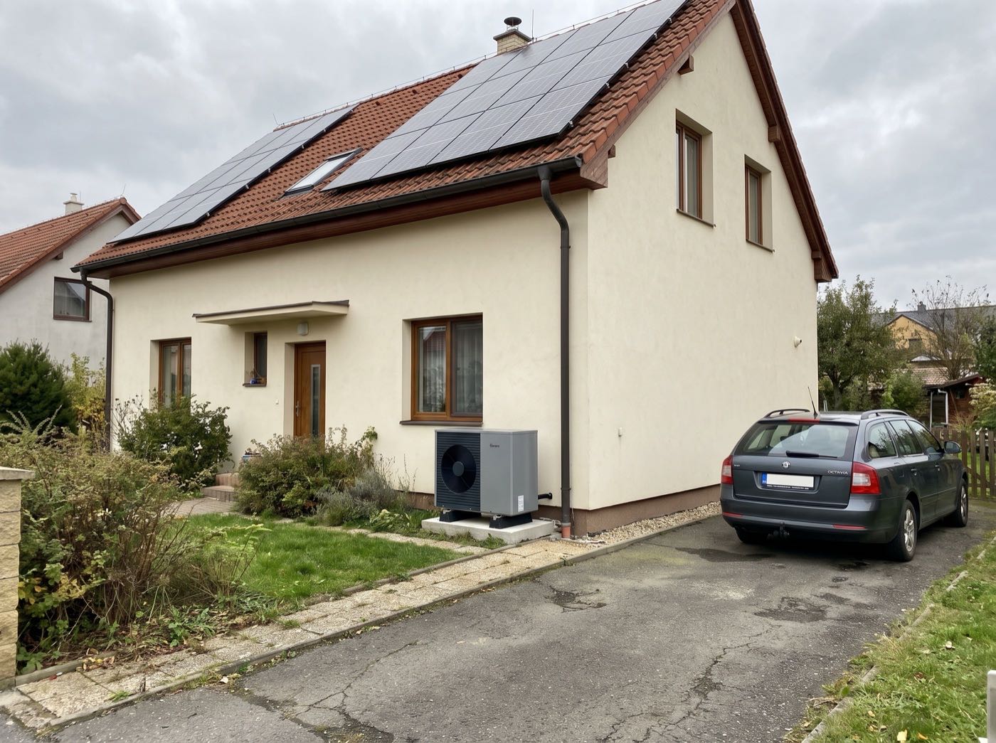 Tepelné čerpadlo v kombinaci s fotovoltaickými panely na střeše