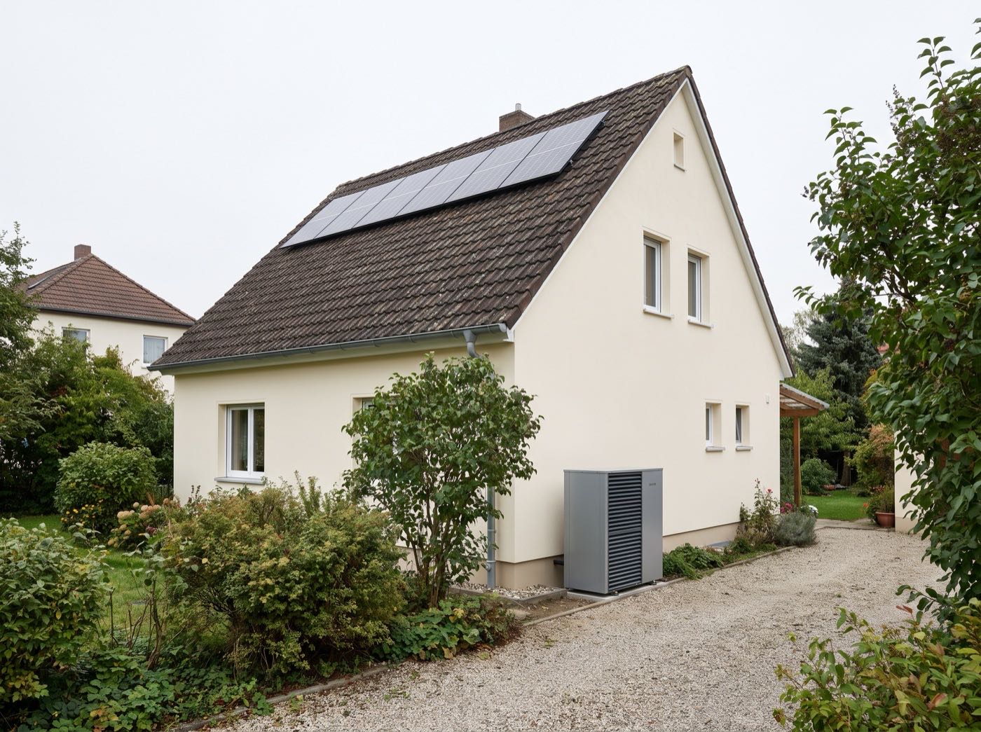 Einfamilienhaus mit Wärmepumpe – die Heizlast hängt von Dämmung, Fenstern und Fläche ab
