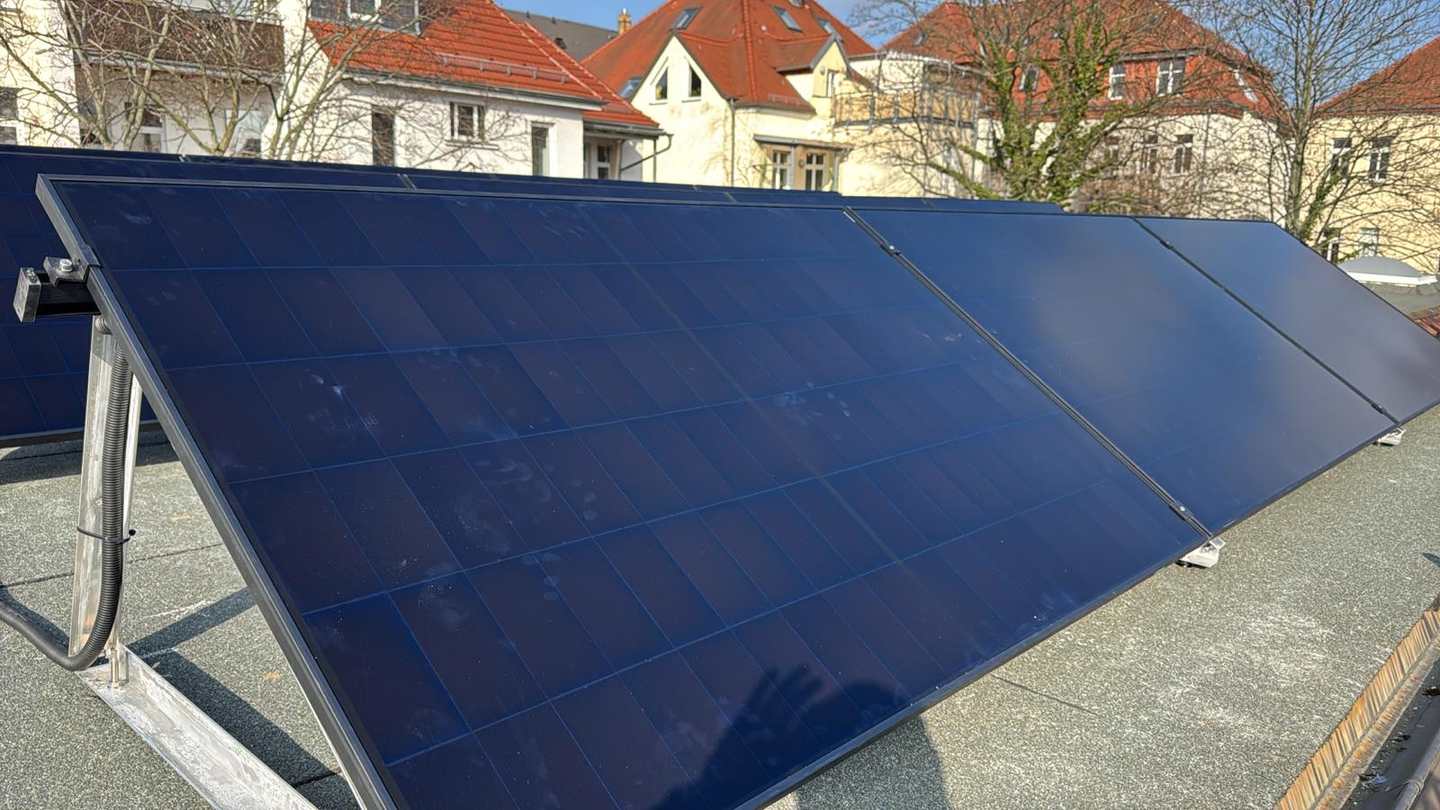 Aufgeständerte Photovoltaik-Module auf einem Flachdach