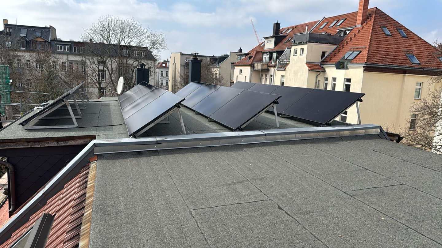 Photovoltaik-Anlage auf einem Flachdach in der Stadt