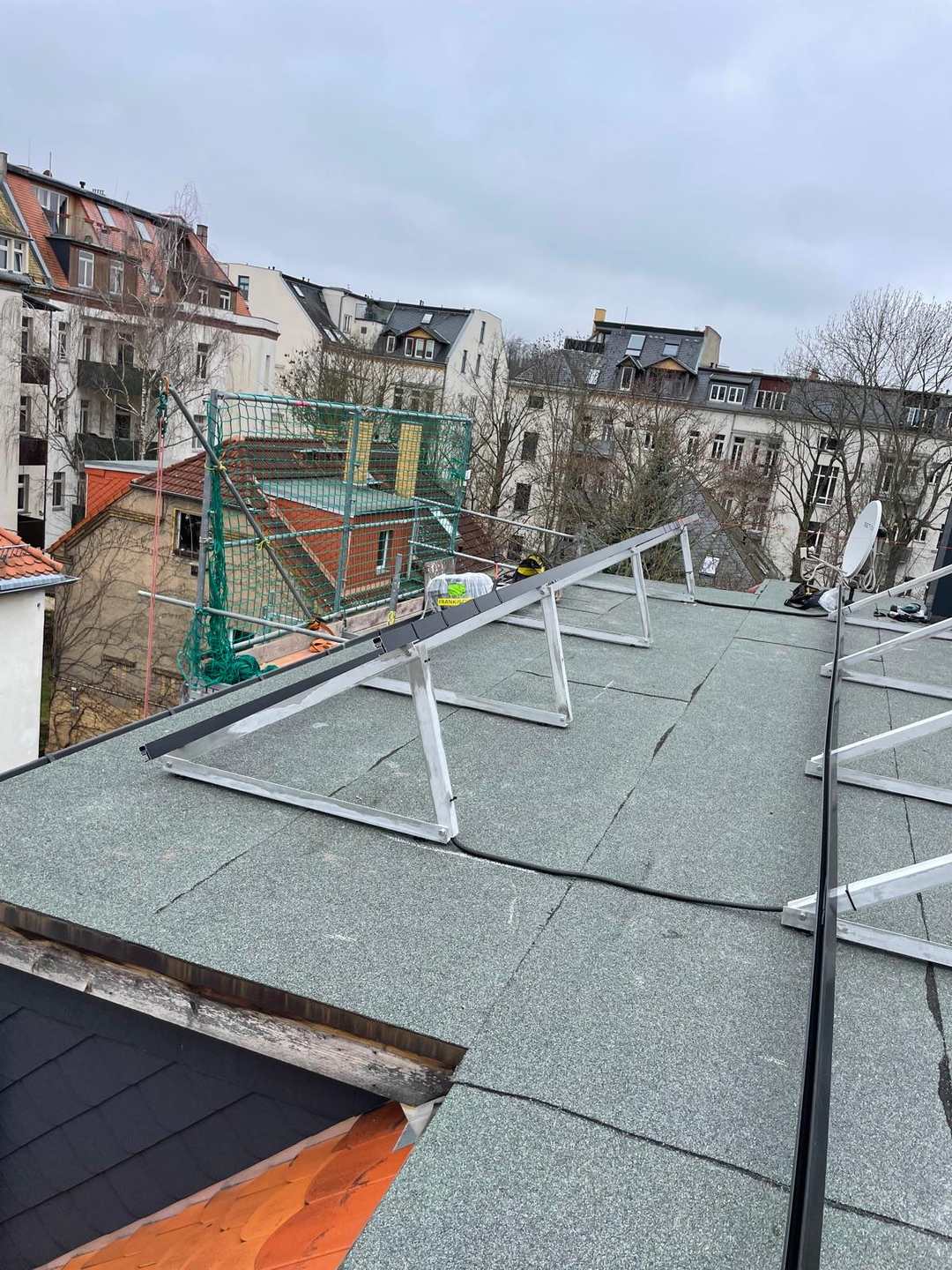 Aluminium-Unterkonstruktion für Photovoltaik auf einem Flachdach vor der Modulmontage
