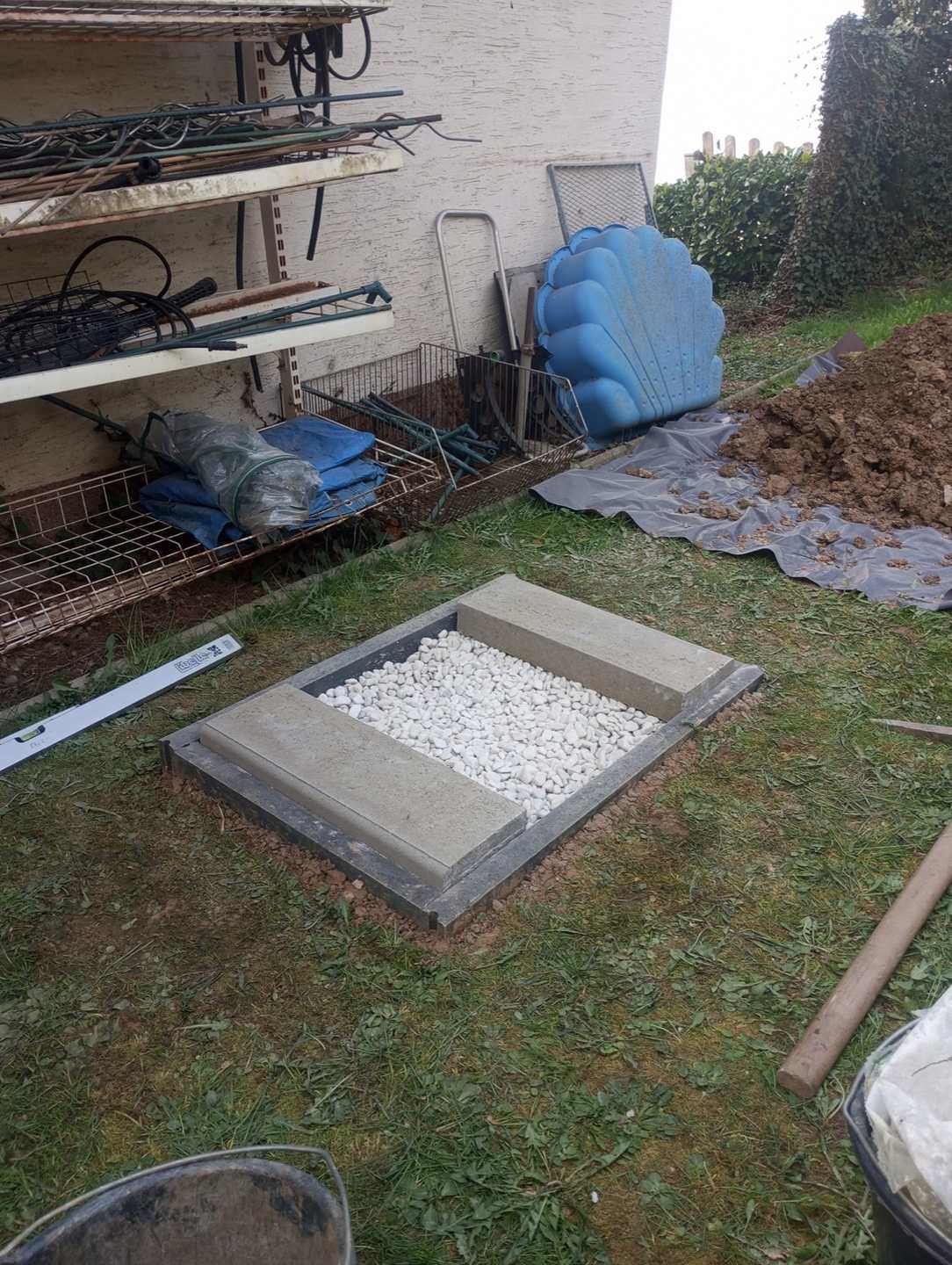 Vorbereitetes Betonfundament mit Kiesbett für die Wärmepumpe