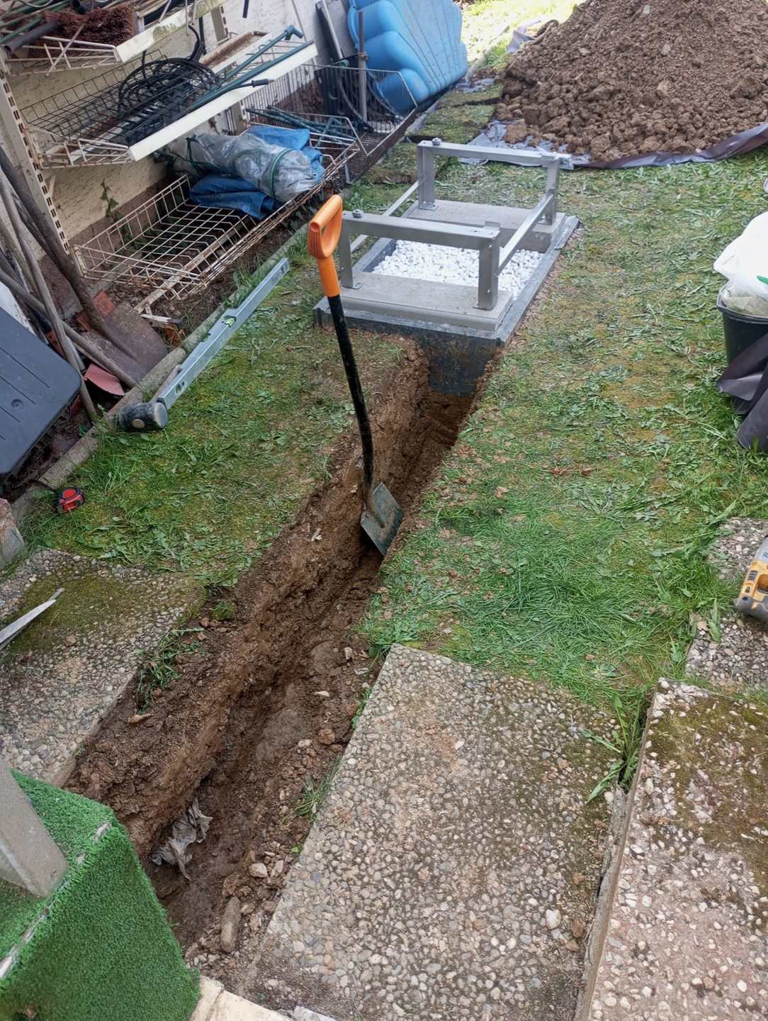 Ausgehobener Graben für die Anschlussleitungen der Wärmepumpe