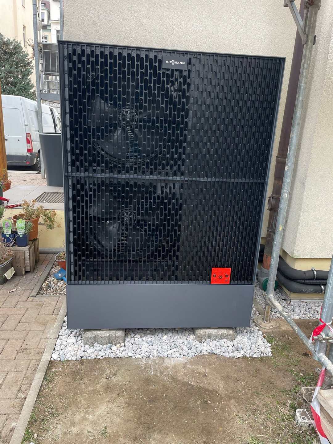 Viessmann-Außeneinheit auf dem Fundament vor der Hauswand