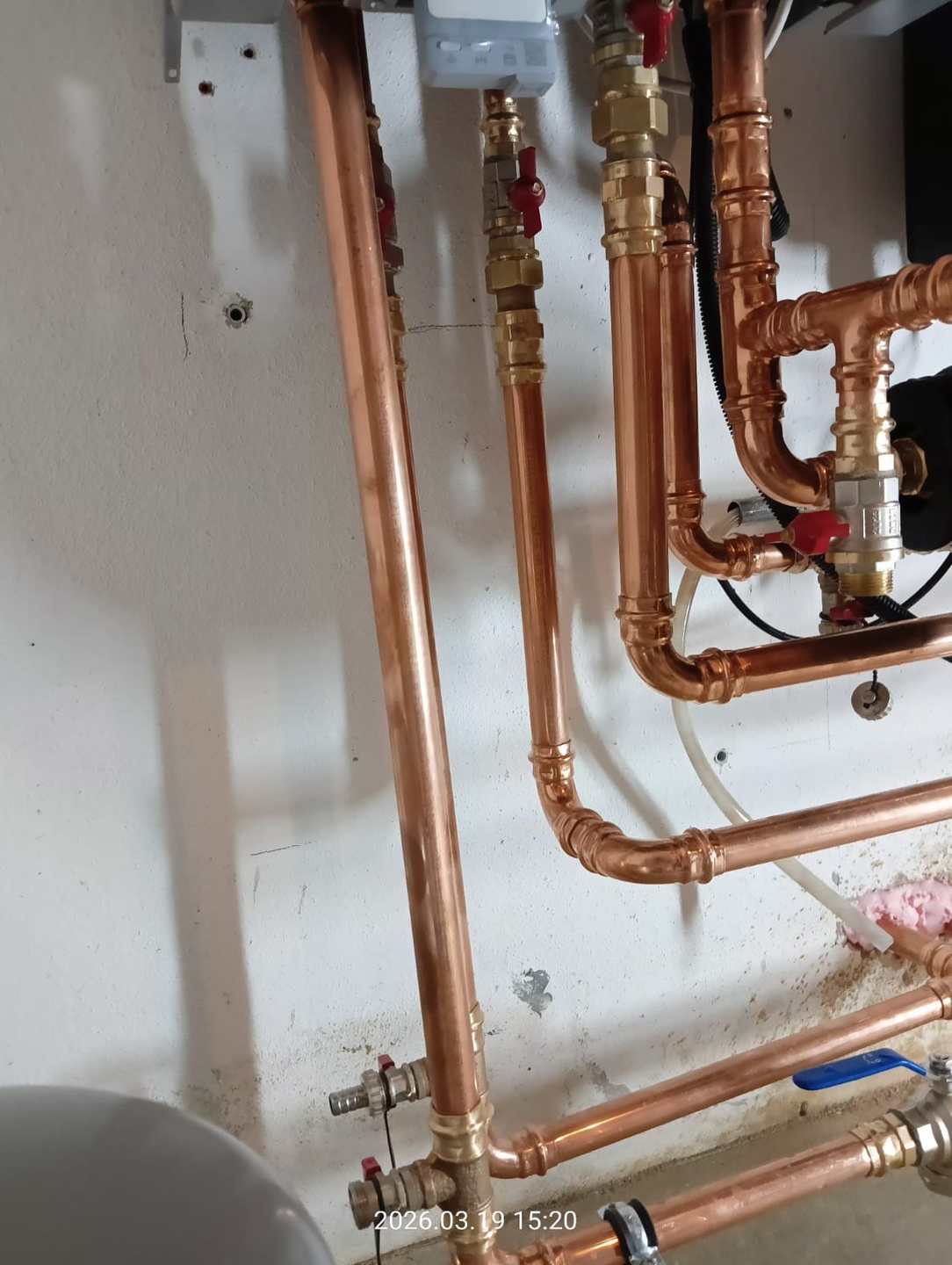 Kupferleitungen im Technikraum
