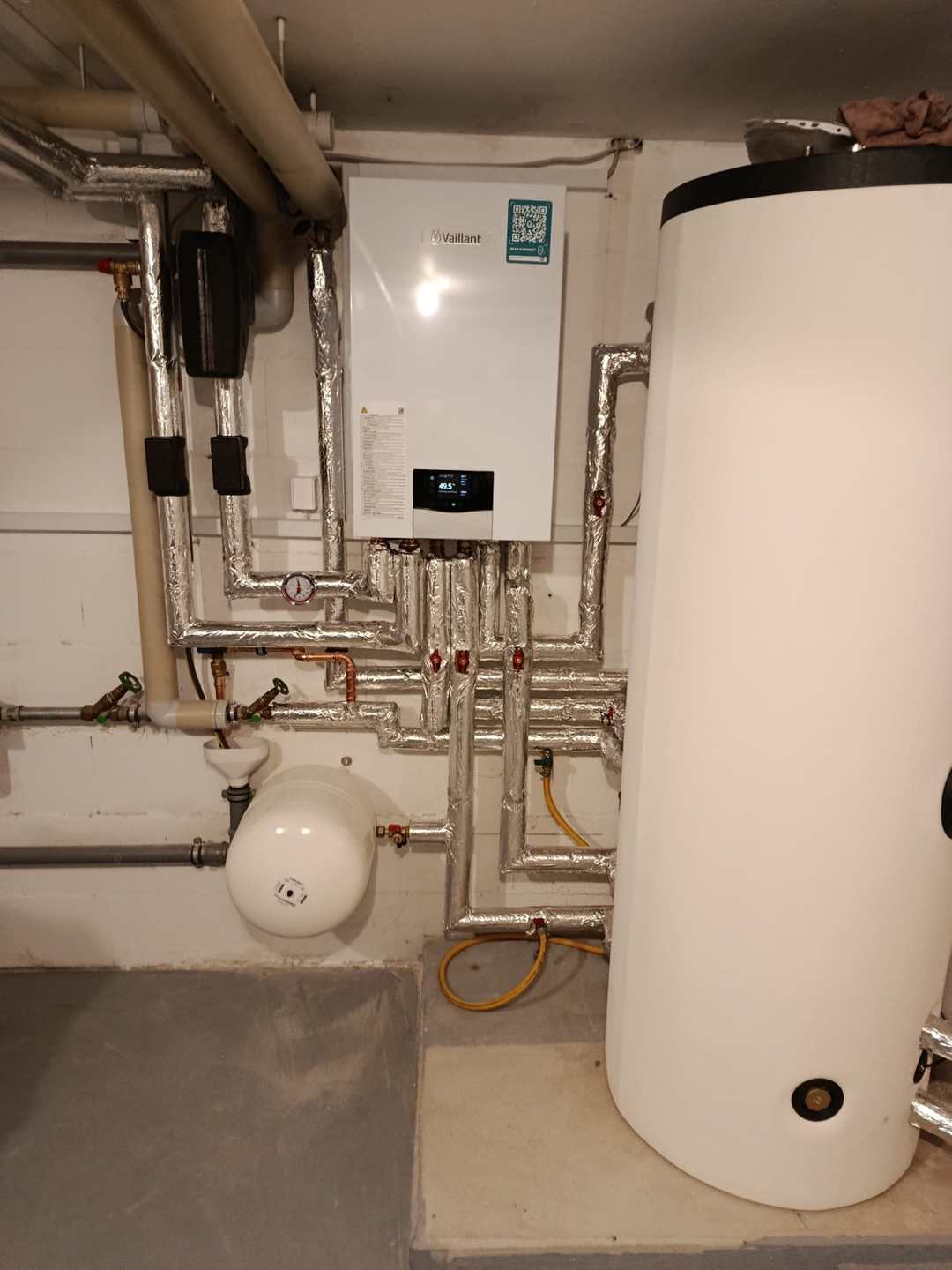 Technikraum mit Warmwasserspeicher und Hydraulik