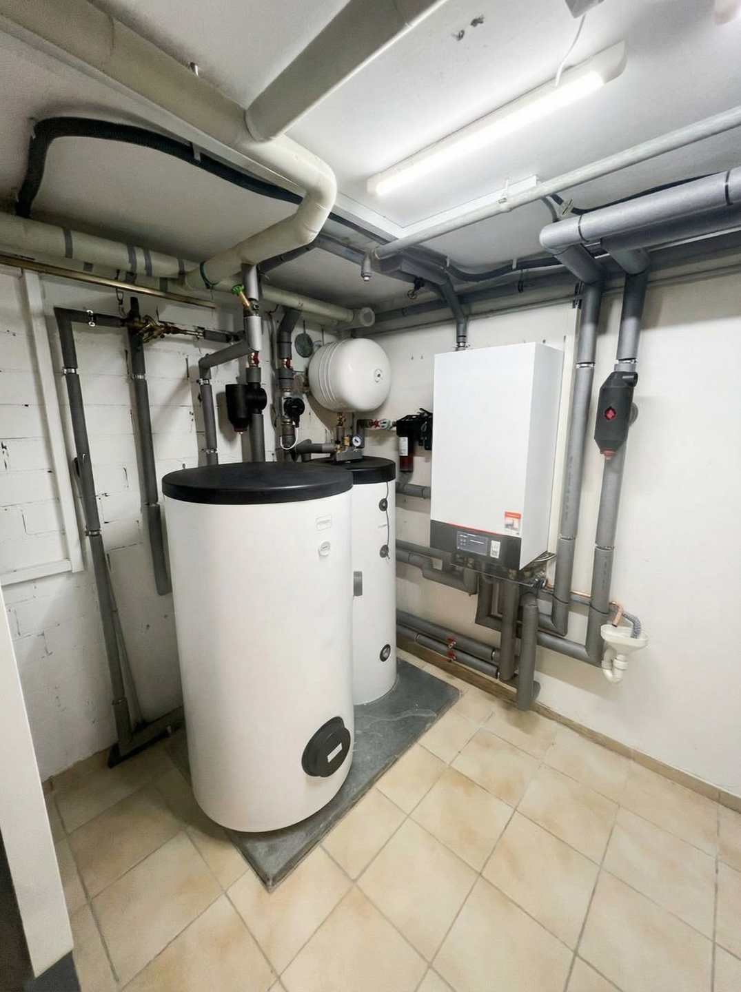 Technikraum mit Speicher, Inneneinheit und Hydraulik
