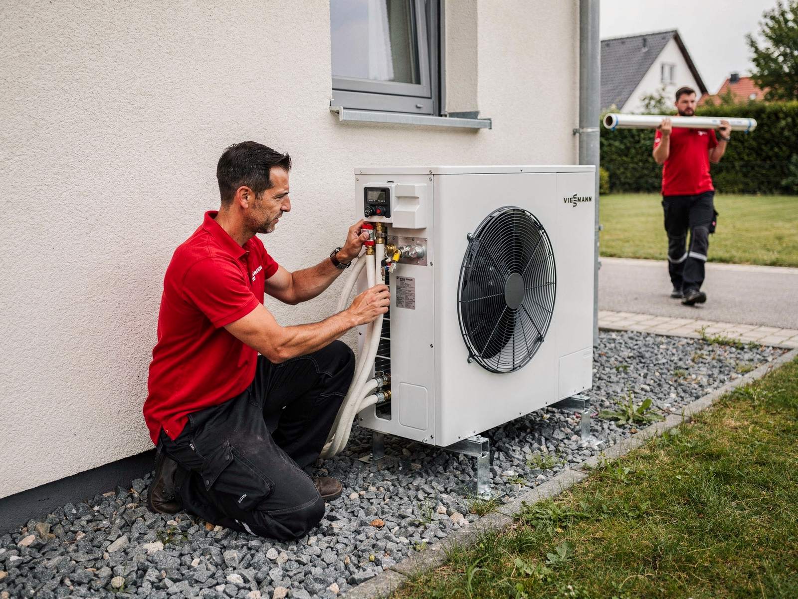 Technikraum mit Wärmepumpen-Inneneinheit und Speichern nach der Installation