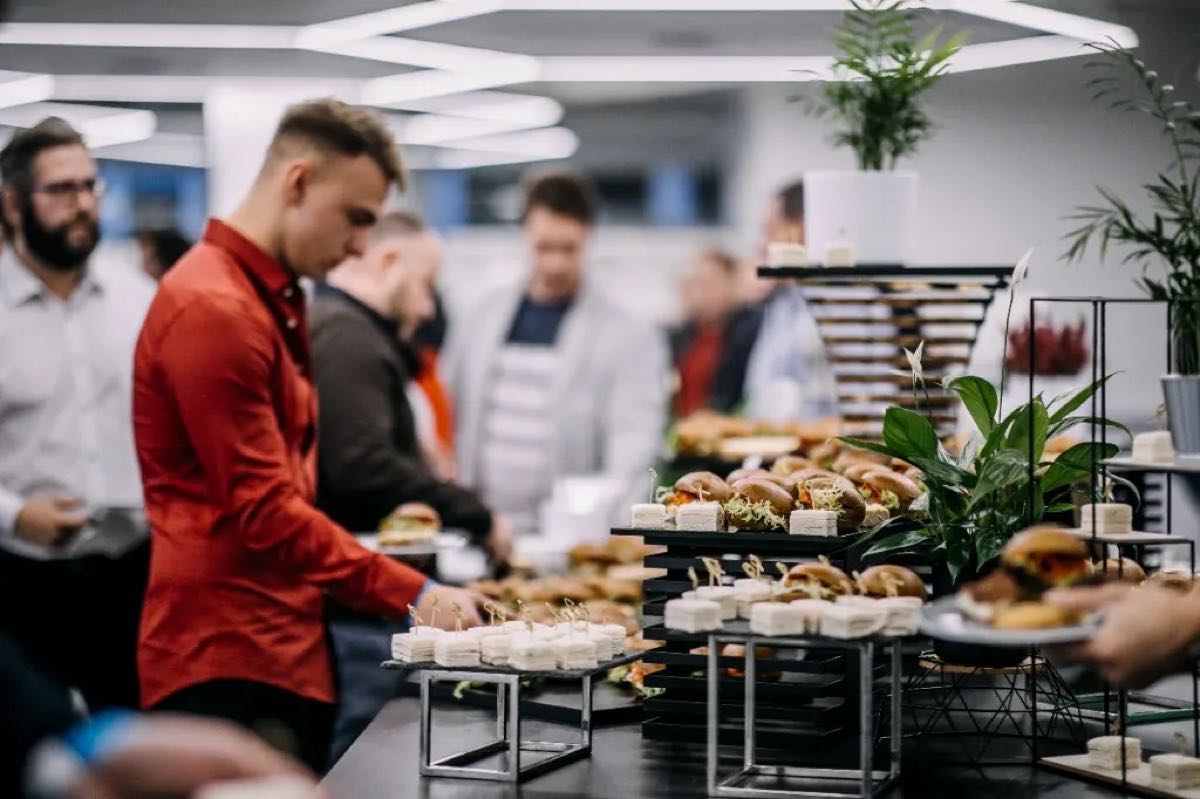 Gemeinsames Essen im Büro