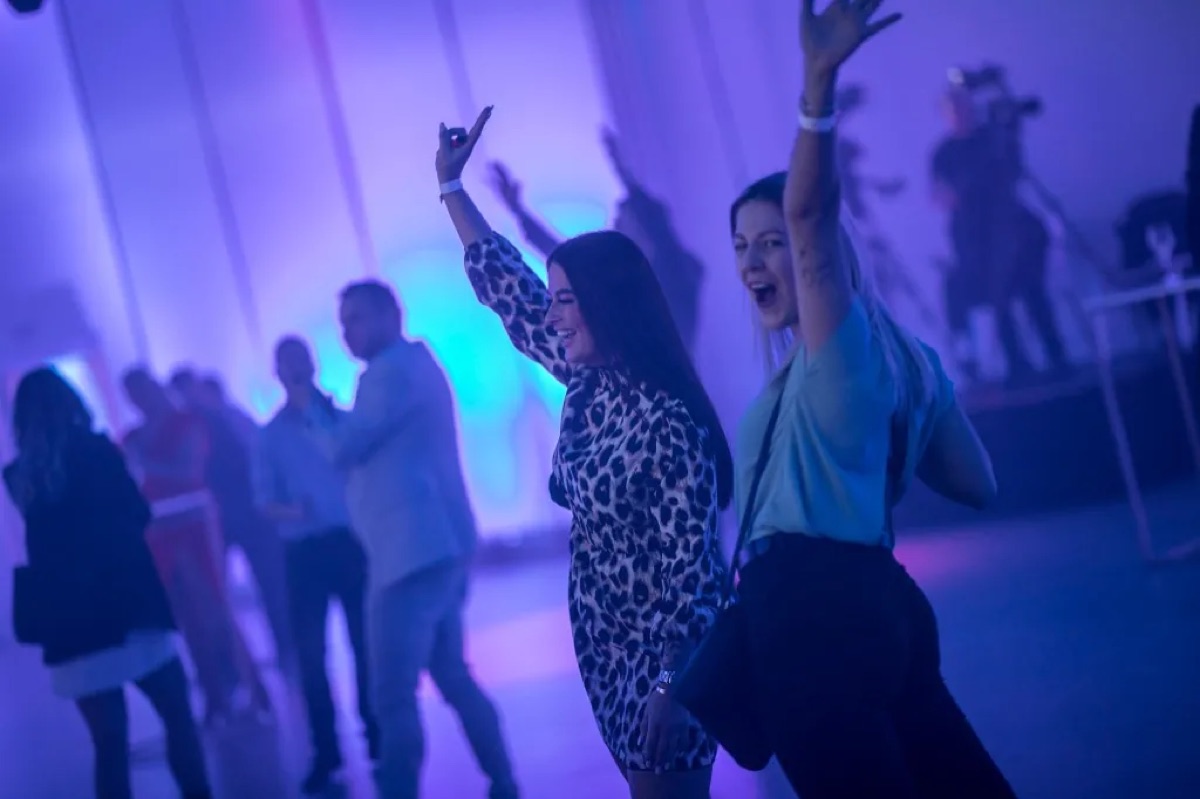 Kolleginnen und Kollegen auf der Tanzfläche der Jahresfeier