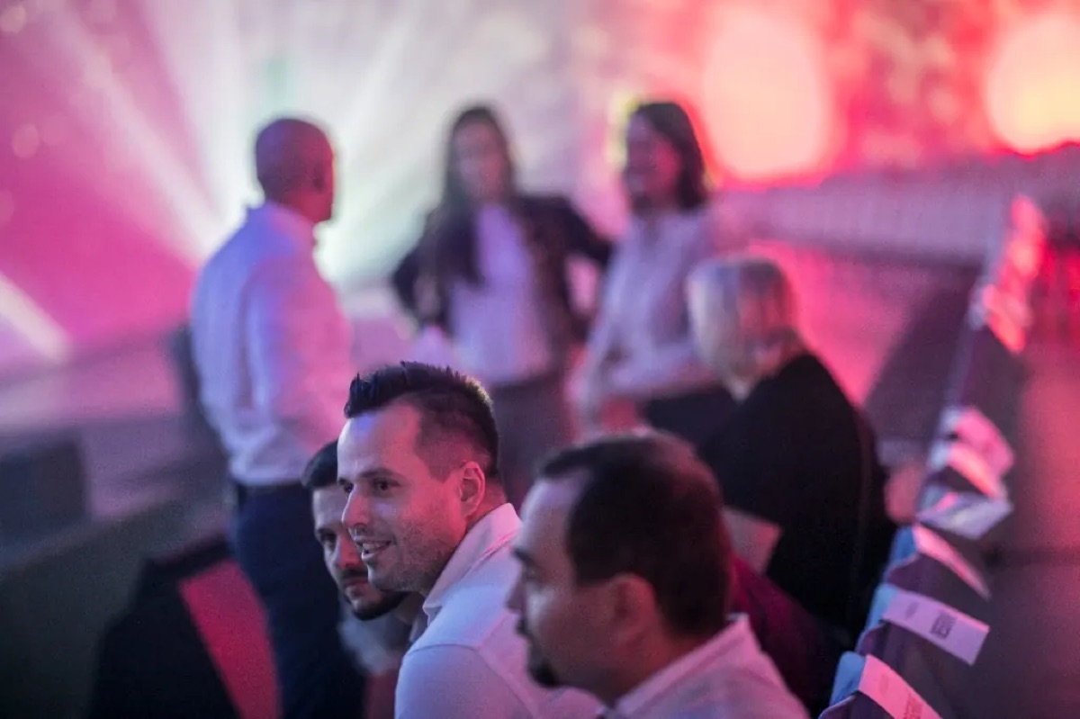 Kollegen im Gespräch bei der Jahresveranstaltung