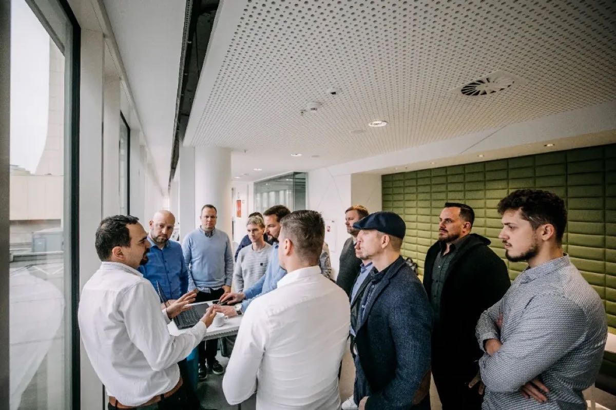 Planungsrunde im Büro – Berater und Techniker besprechen ein Projekt